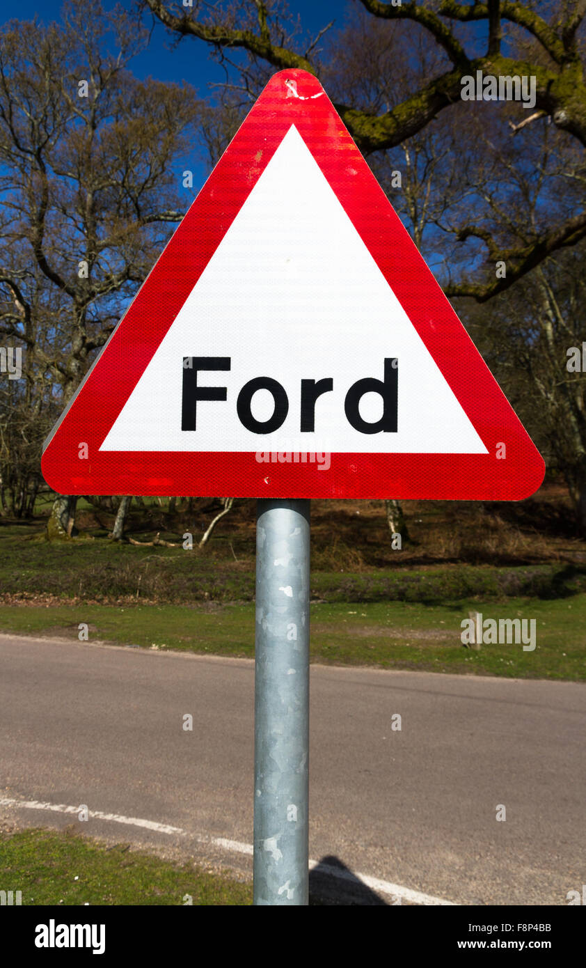 Vereinigtes Königreich dreieckigen Schild Warnung, Warnung Ford oder Wasserdurchfahrt. Stockfoto