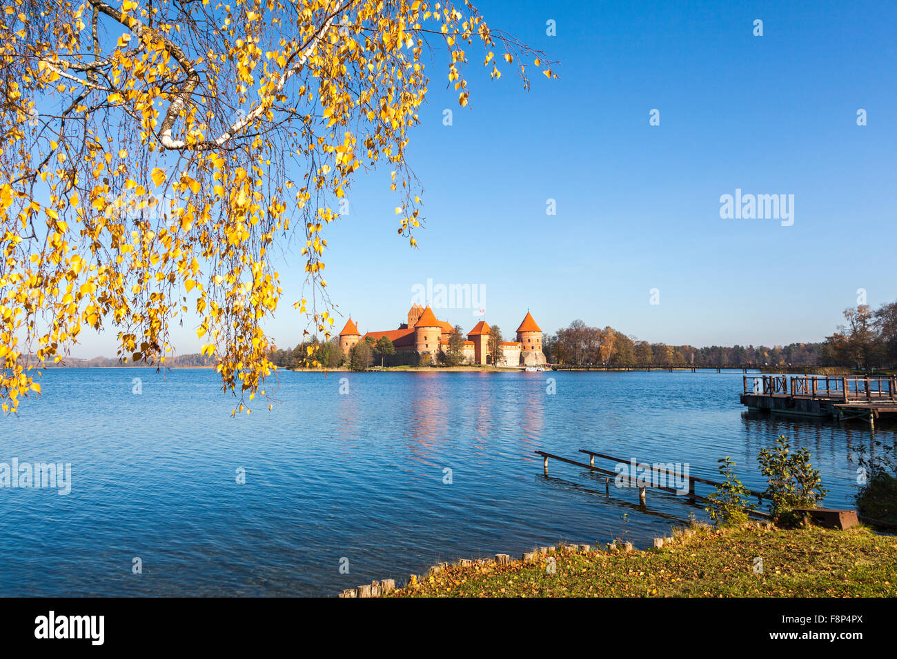 Landschaft: Trakai Schloss auf einer Insel im Lake Galve im Herbst, Trakai, eine historische Stadt und See Resort in Litauen, Osteuropa Stockfoto