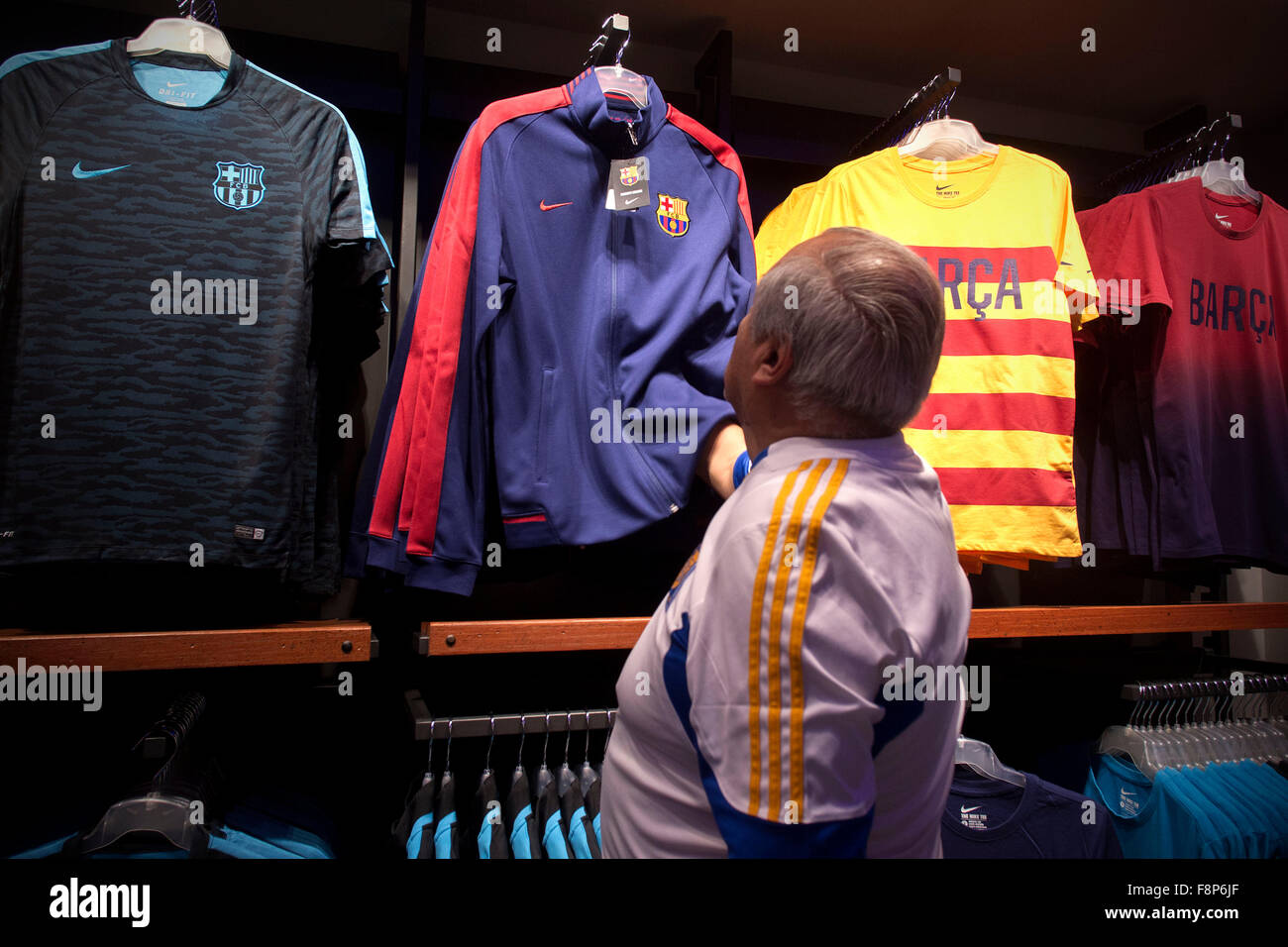 Mexico City, Mexiko. 10. Dezember 2015. Ein Mann Ansichten FC Barcelona Shirts bei der Eröffnung der offiziellen FC Barcelona speichern in Mexiko-Stadt, Hauptstadt von Mexiko, am 10. Dezember 2015. Fußball-Club Barcelona eröffnet seinen ersten offiziellen Store in Mexiko-Stadt am Donnerstag. © Alejandro Ayala/Xinhua/Alamy Live-Nachrichten Stockfoto