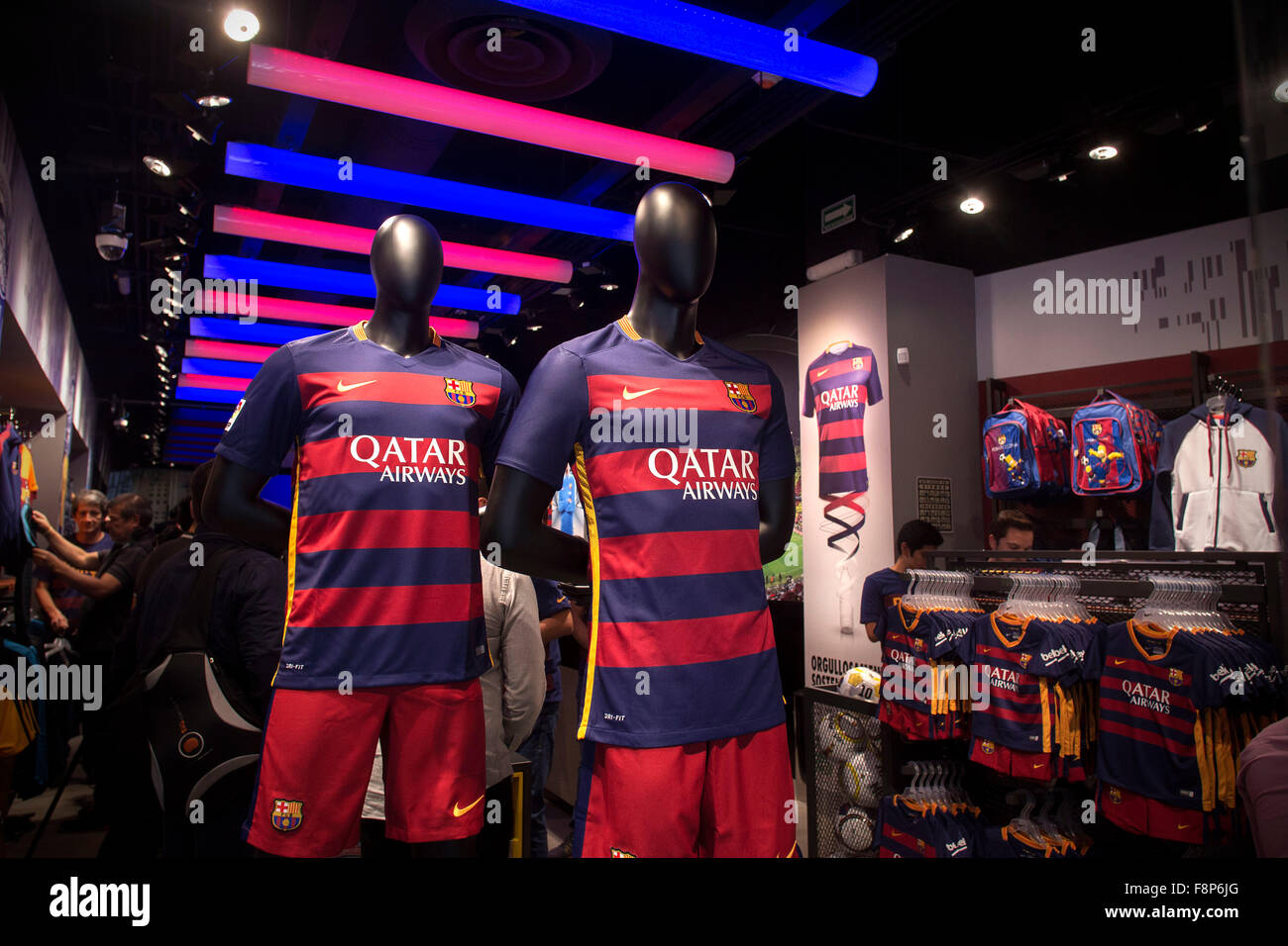 Mexico City, Mexiko. 10. Dezember 2015. Menschen zeigen Elemente des FC Barcelona während der Eröffnung der offiziellen FC Barcelona Store in Mexiko-Stadt, Hauptstadt von Mexiko, am 10. Dezember 2015. Fußball-Club Barcelona eröffnet seinen ersten offiziellen Store in Mexiko-Stadt am Donnerstag. © Alejandro Ayala/Xinhua/Alamy Live-Nachrichten Stockfoto