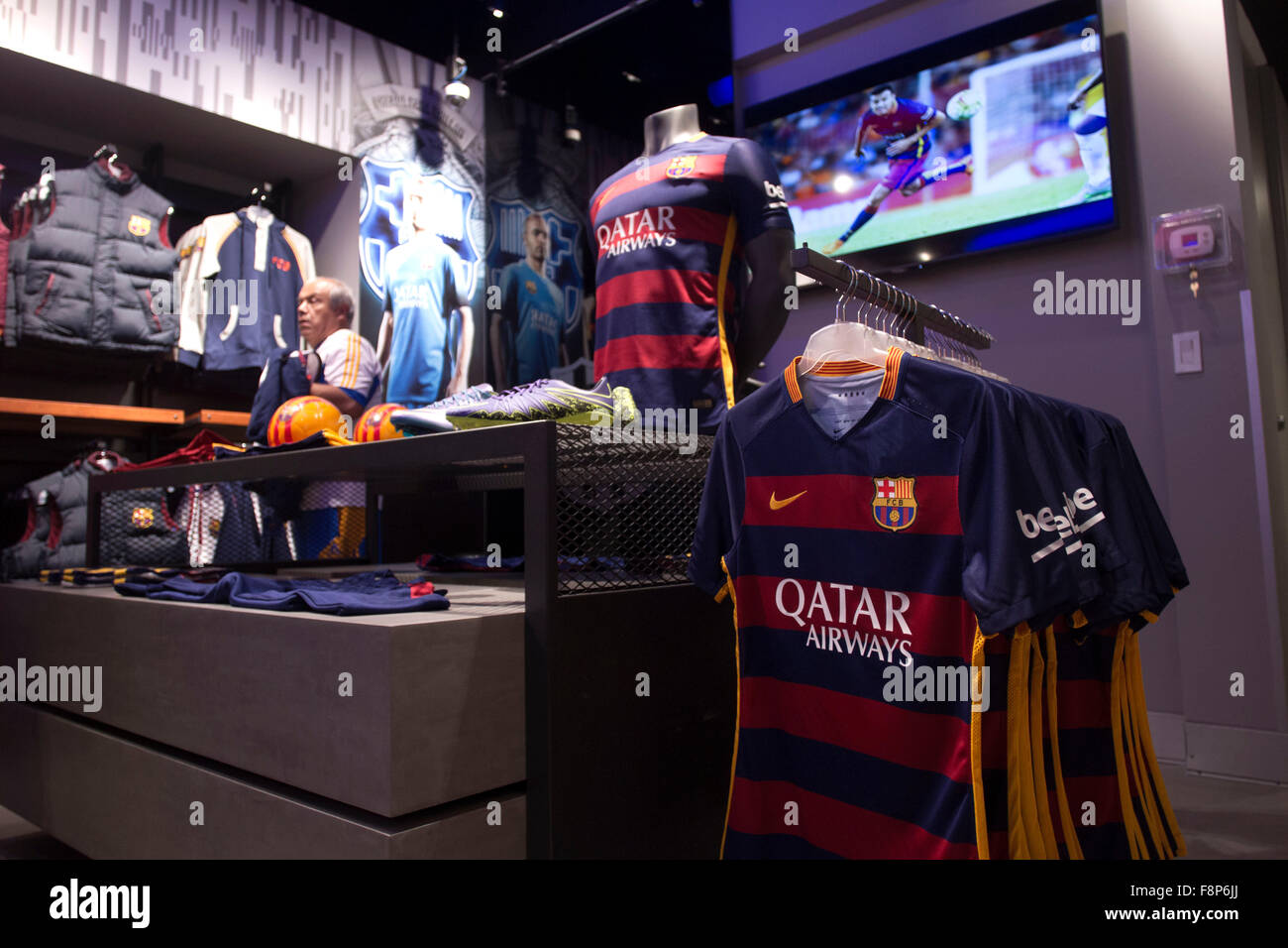 Mexico City, Mexiko. 10. Dezember 2015. Ein Mann wählt Elemente des FC Barcelona während der Eröffnung der offiziellen FC Barcelona Store in Mexiko-Stadt, Hauptstadt von Mexiko, am 10. Dezember 2015. Fußball-Club Barcelona eröffnet seinen ersten offiziellen Store in Mexiko-Stadt am Donnerstag. © Alejandro Ayala/Xinhua/Alamy Live-Nachrichten Stockfoto