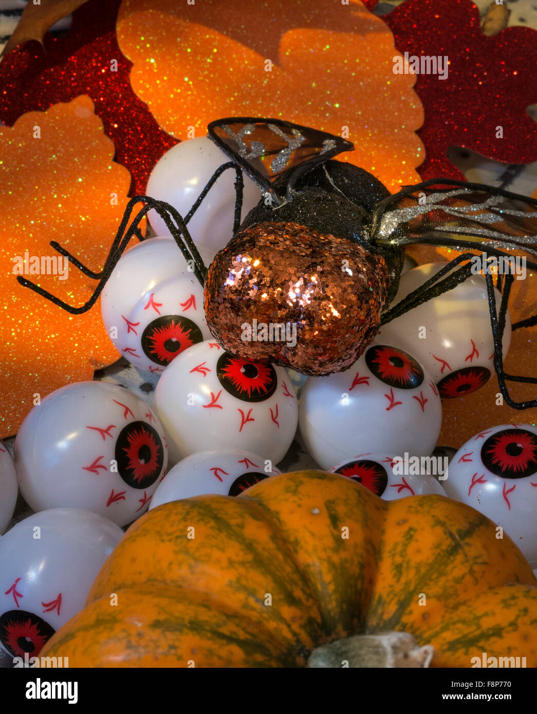 Halloween-Stillleben mit Fliege und Augäpfel, USA Stockfoto