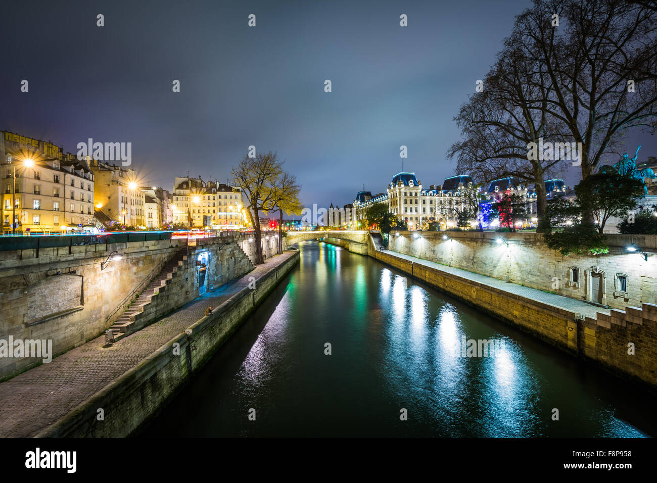 Seine in der Nacht in Paris, Frankreich. Stockfoto