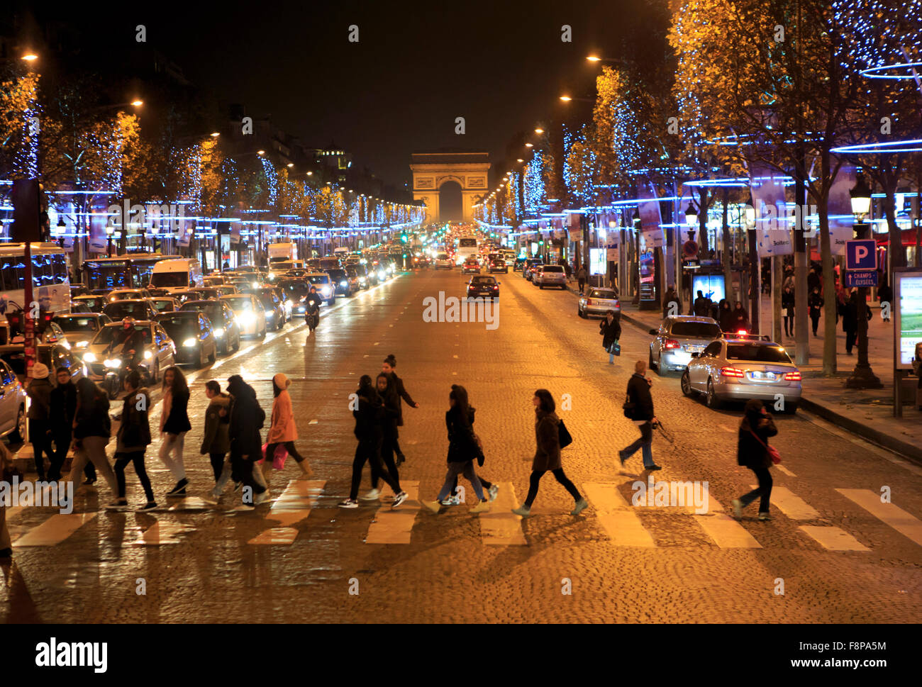 Verkehr und ein Fußgängerüberweg auf den Champs-Elysées zum Arc de Triomphe in Paris, Frankreich Stockfoto