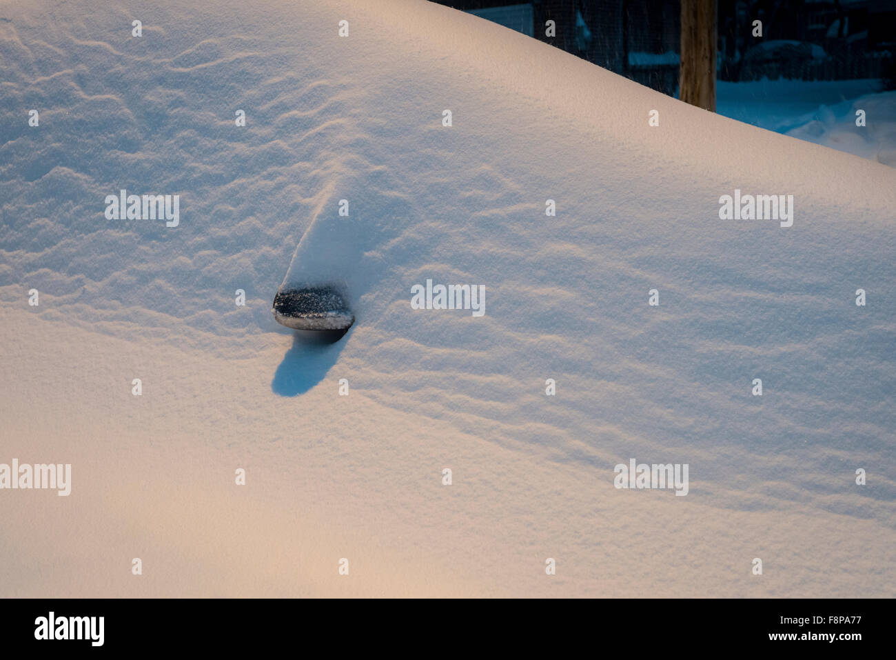 Vergrabene Auto in der Straße bei Schneesturm in Montreal Kanada Stockfoto