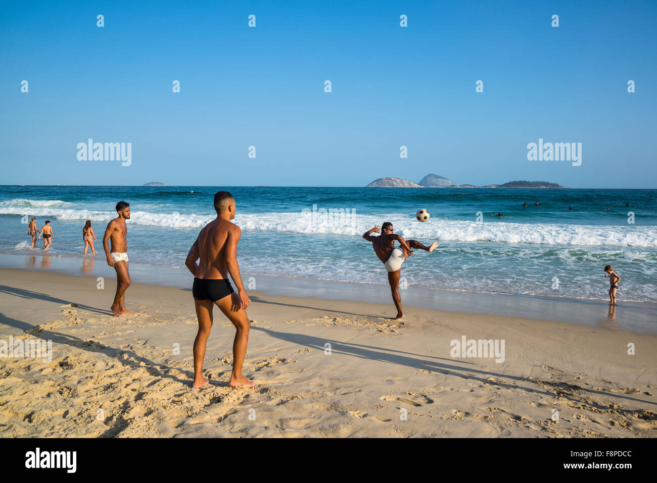 Strand von Ipanema, Männer spielen Fußball, Rio De Janeiro, Brasilien Stockfoto