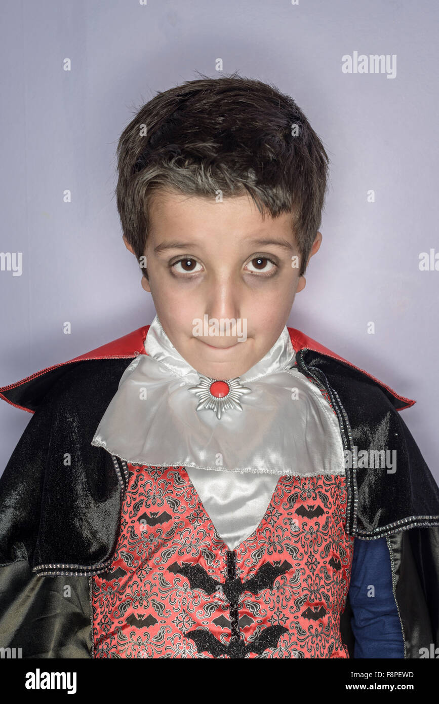 Porträt eines jungen, 8, gekleidet in Halloween-Kostüm Stockfoto