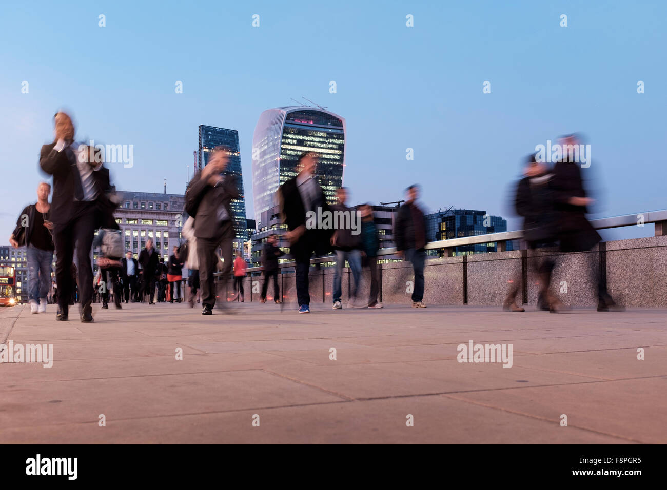 Pendler nach der Arbeit, City of London, England Stockfoto