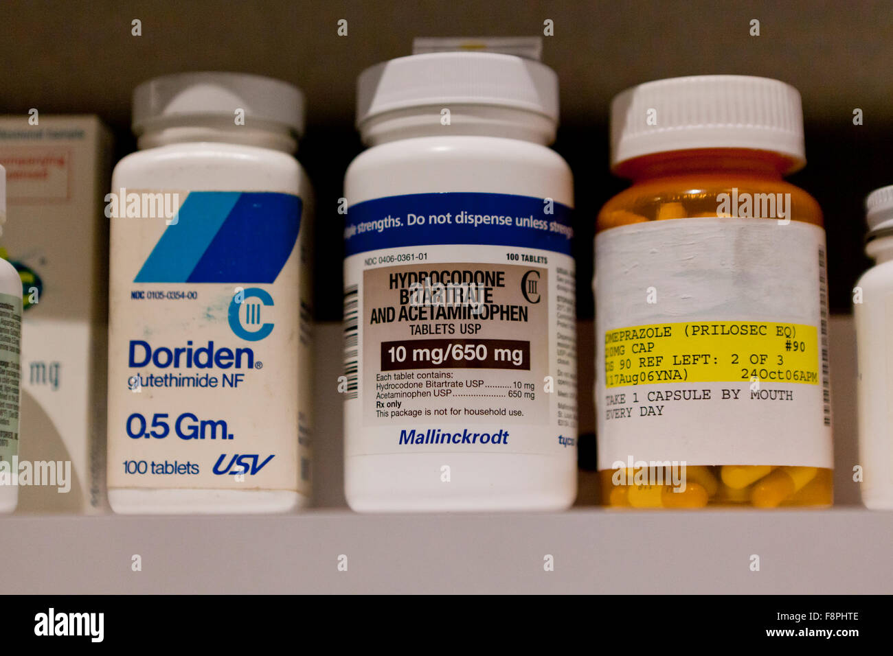 Süchtig machendes verschreibungspflichtige Medizin-Flaschen (Doriden, Hydrocodone, Omeprazol) - USA Stockfoto