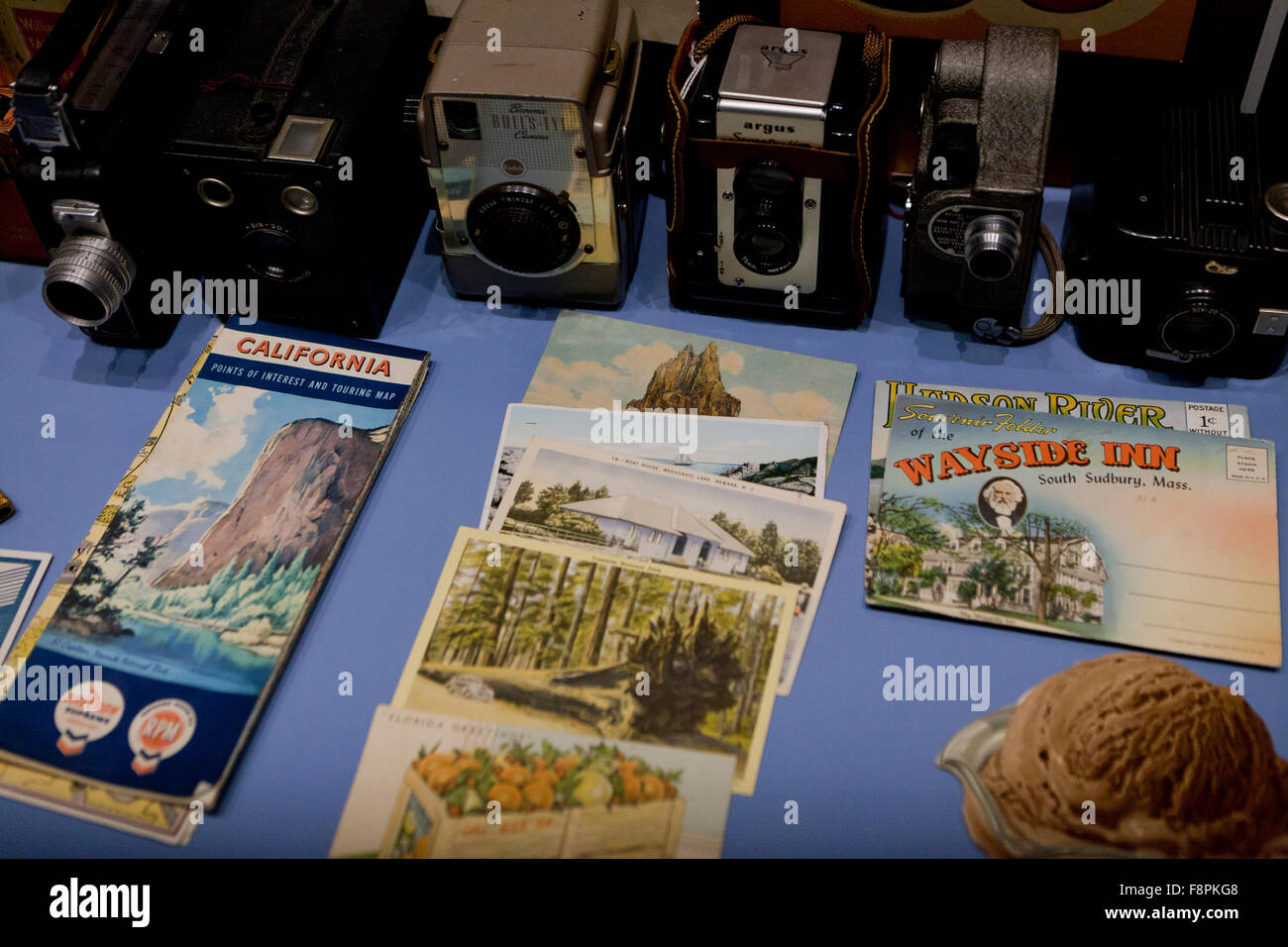 Oldtimer Kameras und Postkarten - USA Stockfoto