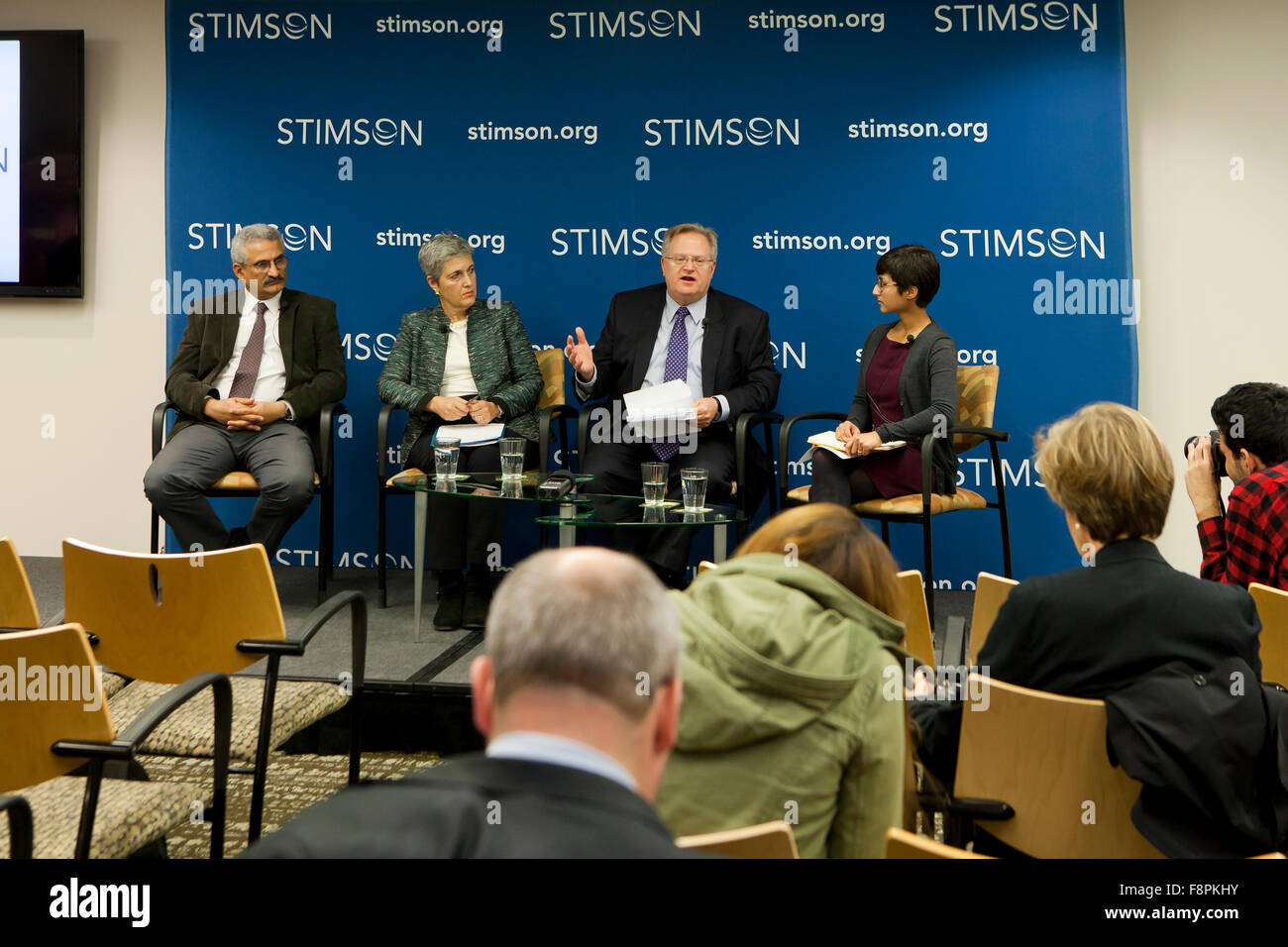 Ellen Laipson und Diskussionsteilnehmer sprechen auf humanitäre Krisen im Nahen Osten und in Afrika an Stimson Center - Washington, DC USA Stockfoto