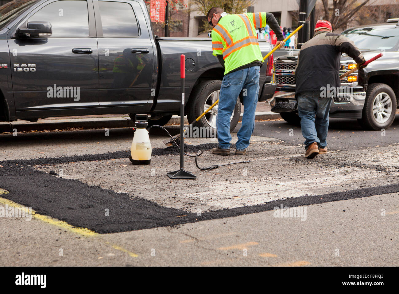 Städtische Arbeiter bereiten Asphalt für Neuasphaltieren - USA Stockfoto