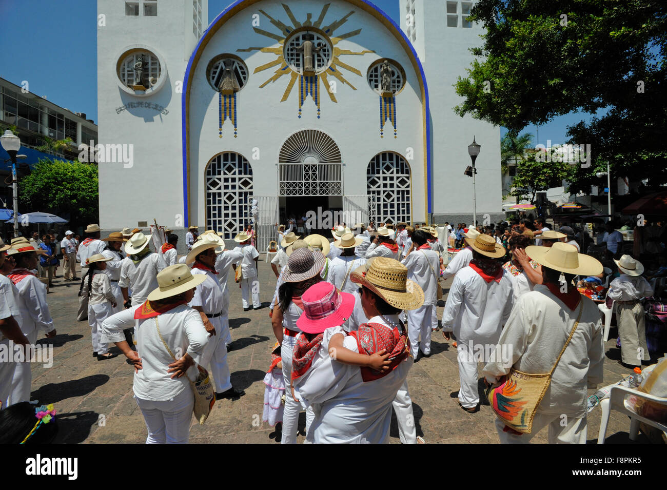 Indische Tänzerinnen vor katholische Kirche auf dem Zocalo, Acapulco, Mexiko. Nuestra Senora De La Soledad Kirche. Stockfoto