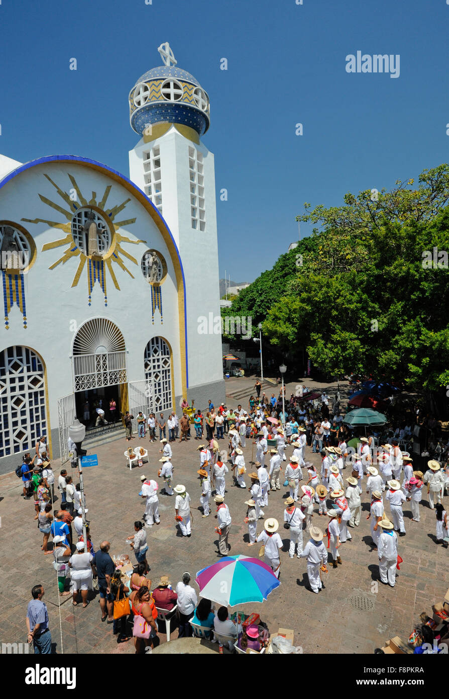 Indische Tänzerinnen vor katholische Kirche auf dem Zocalo, Acapulco, Mexiko. Nuestra Senora De La Soledad Kirche. Stockfoto