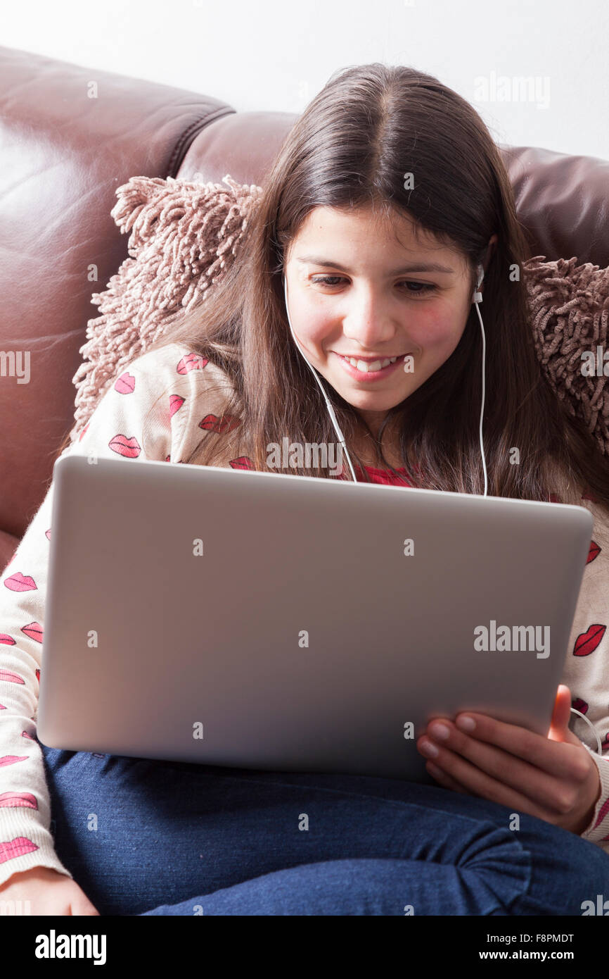 Teenager-Mädchen, 12-13, chatten auf computer Stockfoto