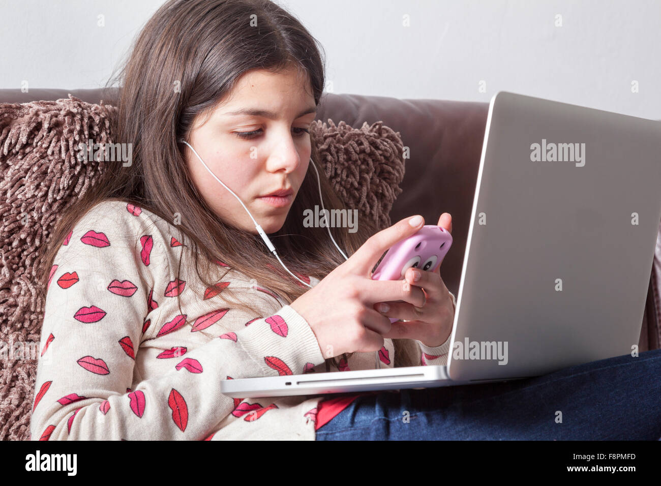 Teenager-Mädchen, 12-13, chatten auf computer Stockfoto