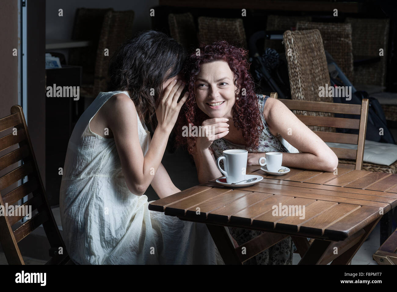 Frau Chat über Kaffee-Pause Stockfoto