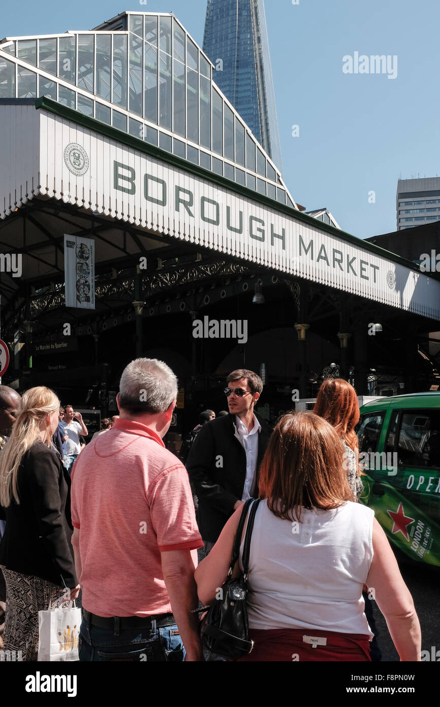 Zuschauern im Borough Market, London, England Stockfoto