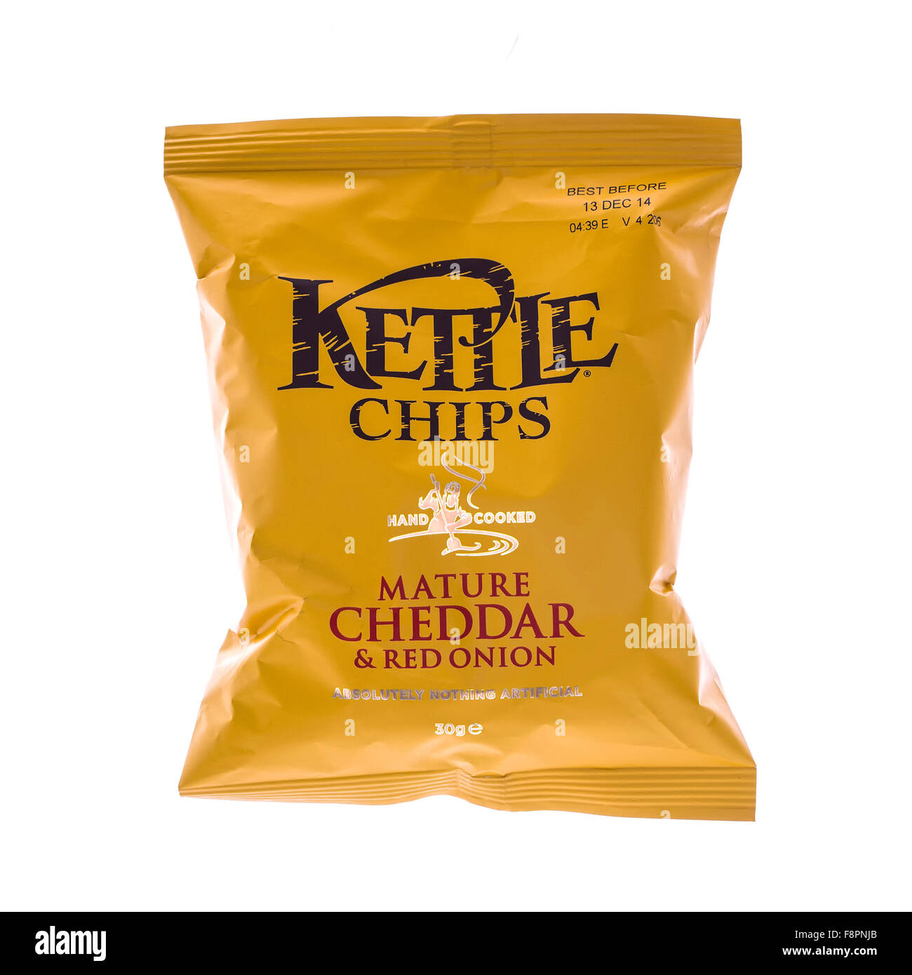 Tasche von Reifen Cheddar und rote Zwiebel Kettle Chips auf einem weißen Hintergrund Stockfoto