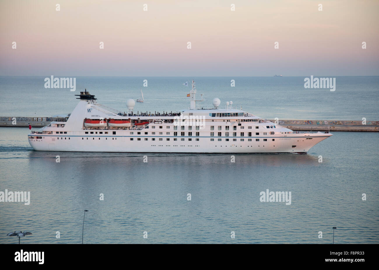 Kleinen Luxusliner "Star Breeze" verlassen Barcelona Hafen Spanien Stockfoto