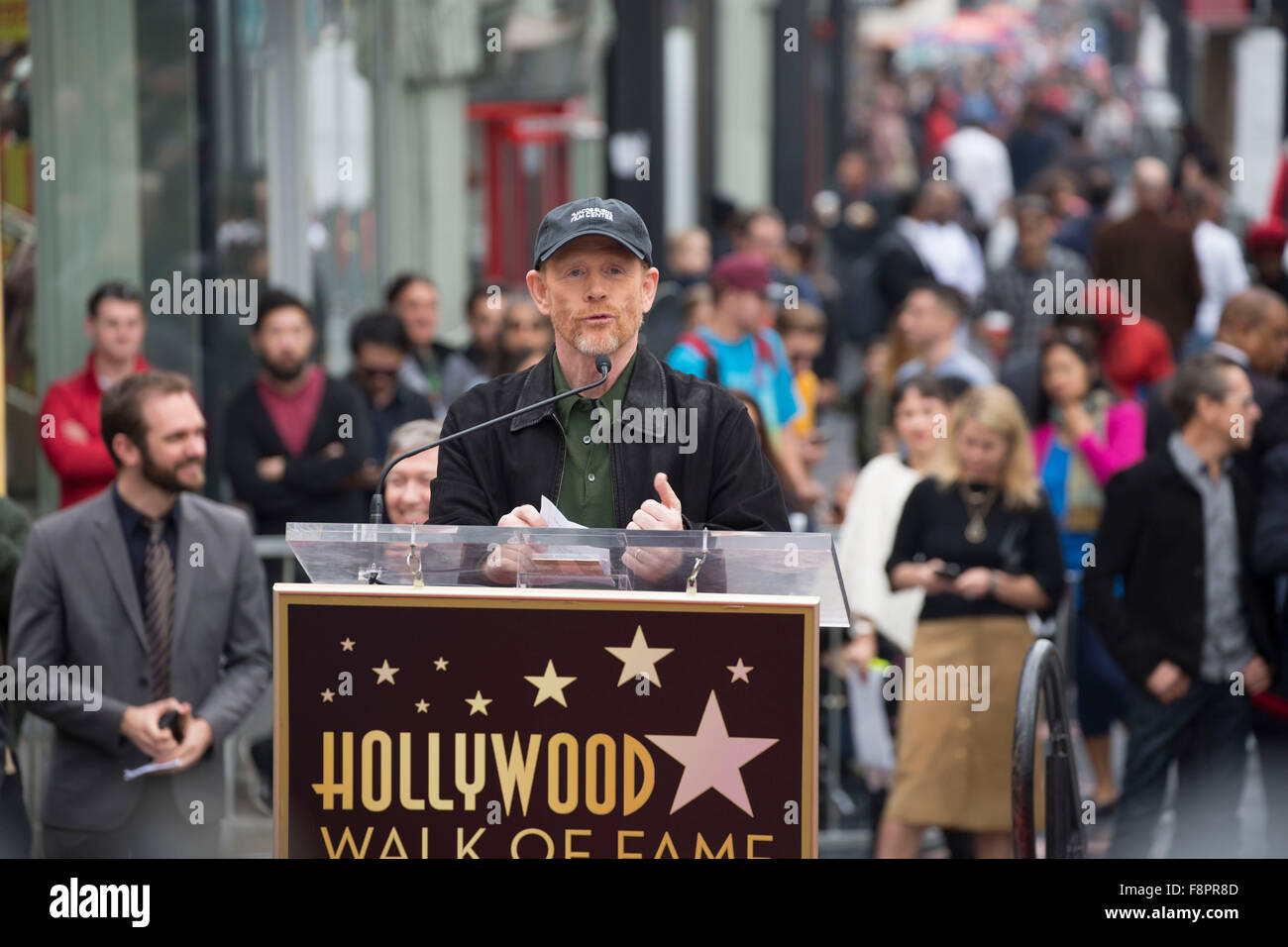 Los Angeles, Kalifornien, USA. 10. Dezember 2015. Regisseur Ron Howard spricht auf dem Hollywood Walk of Fame in Hollywood, Kalifornien, 10. Dezember 2015. Howard erhielt 2,568th Stern auf dem Hollywood Walk of Fame Donnerstag. Bildnachweis: Xu Yuanda/Xinhua/Alamy Live-Nachrichten Stockfoto