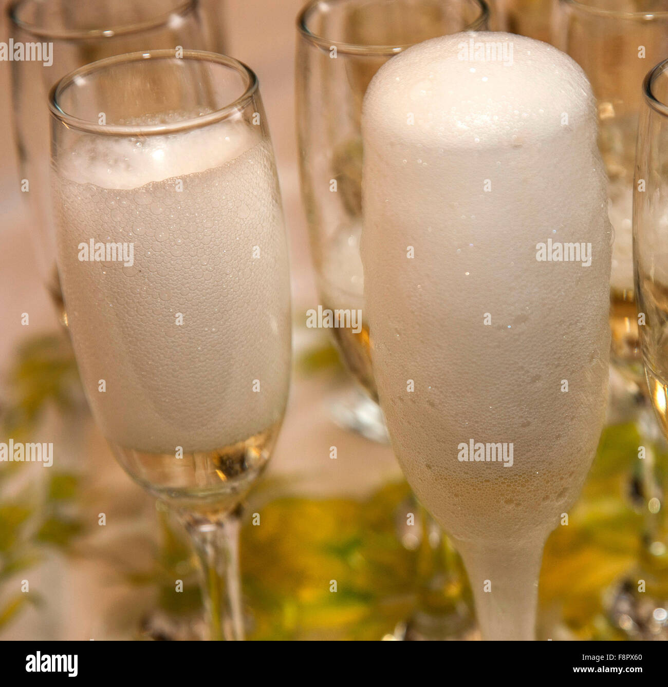 In einem Glas Champagner Überlauf Stockfoto