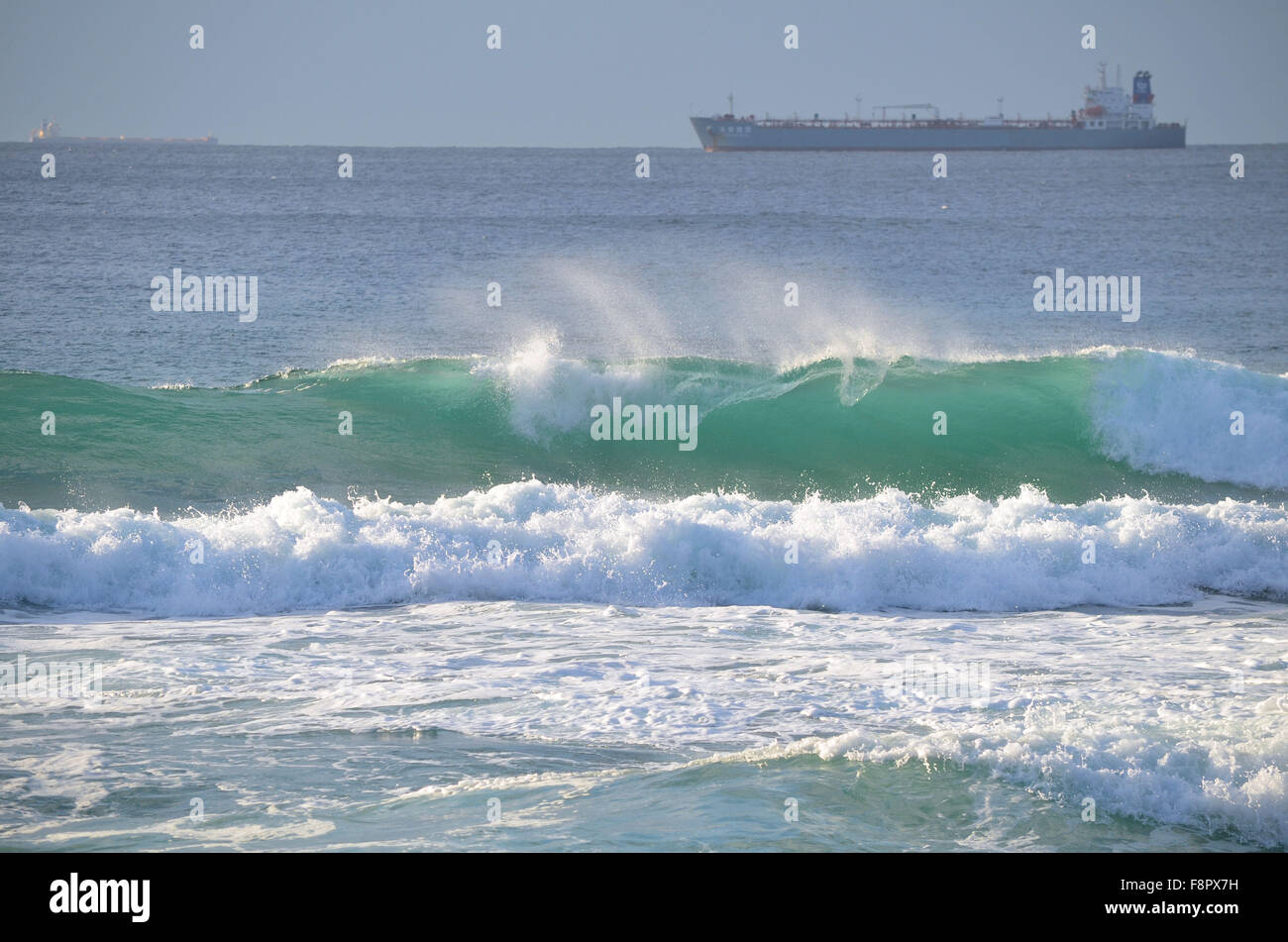 Welle zu brechen mit Wind verursacht Wasser Spree, das Schiff im Hintergrund aufbauen Stockfoto