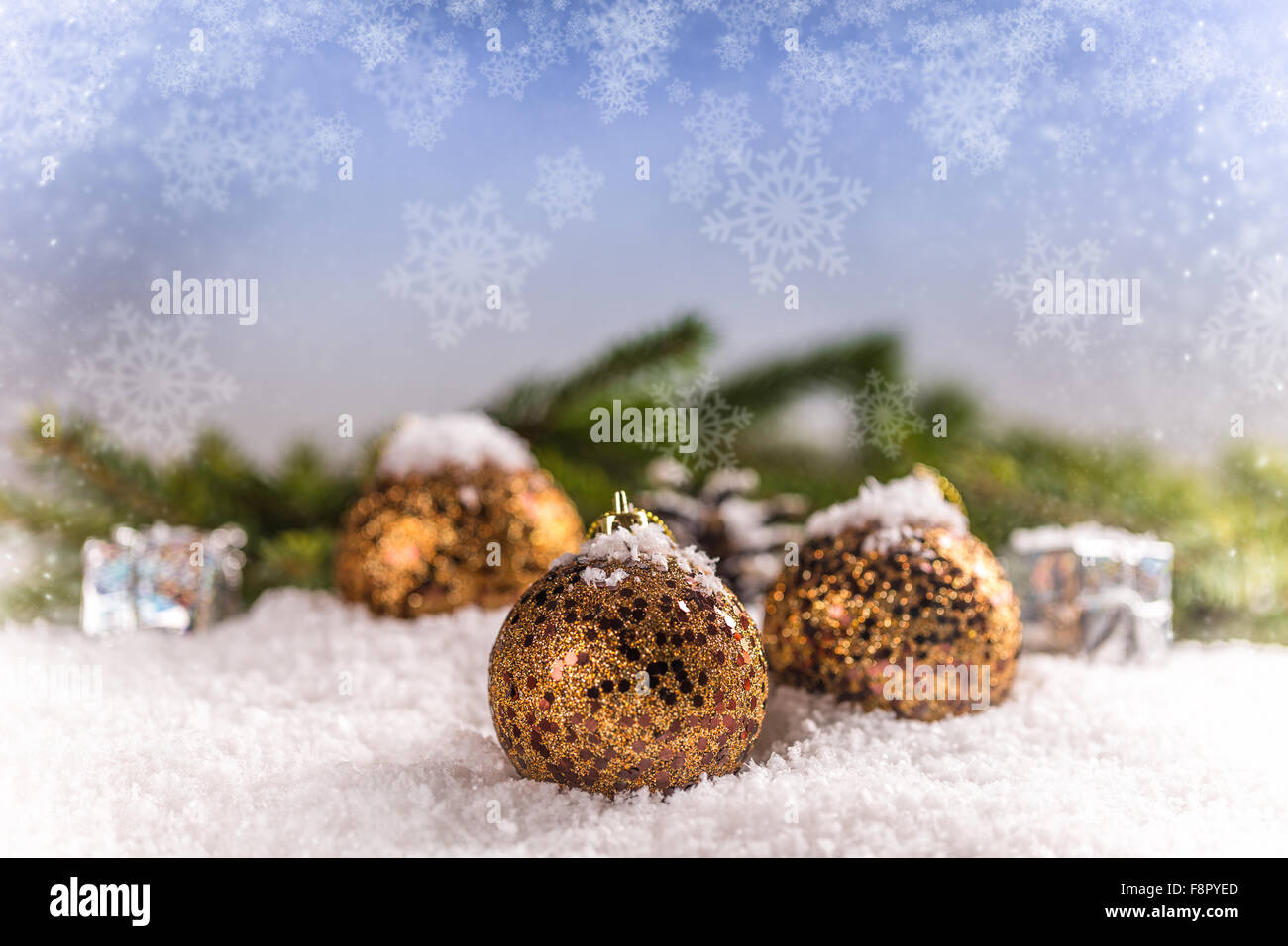 Weihnachtskugeln und Schneeflocke auf unscharfen Hintergrund Stockfoto