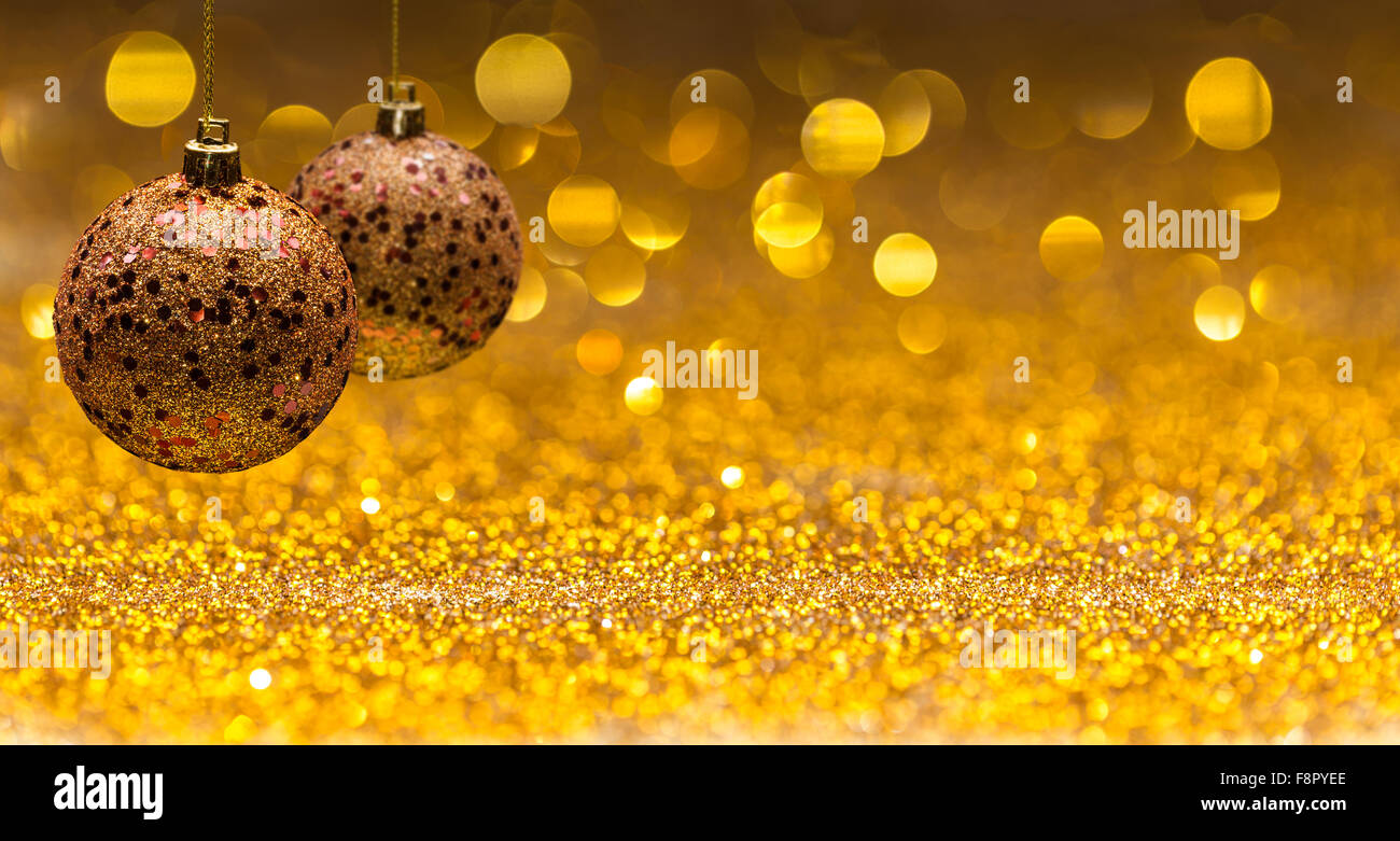 Weihnachten Hintergrund mit Kugeln von goldener Farbe Stockfoto