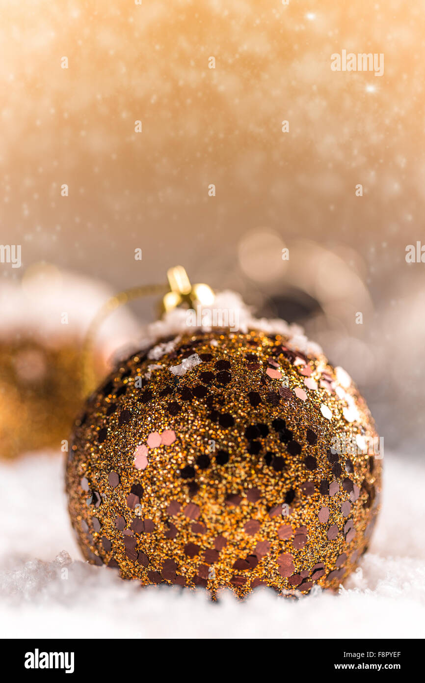 Glitzer Weihnachtskugel im Schnee, Cristmas Konzept Stockfoto