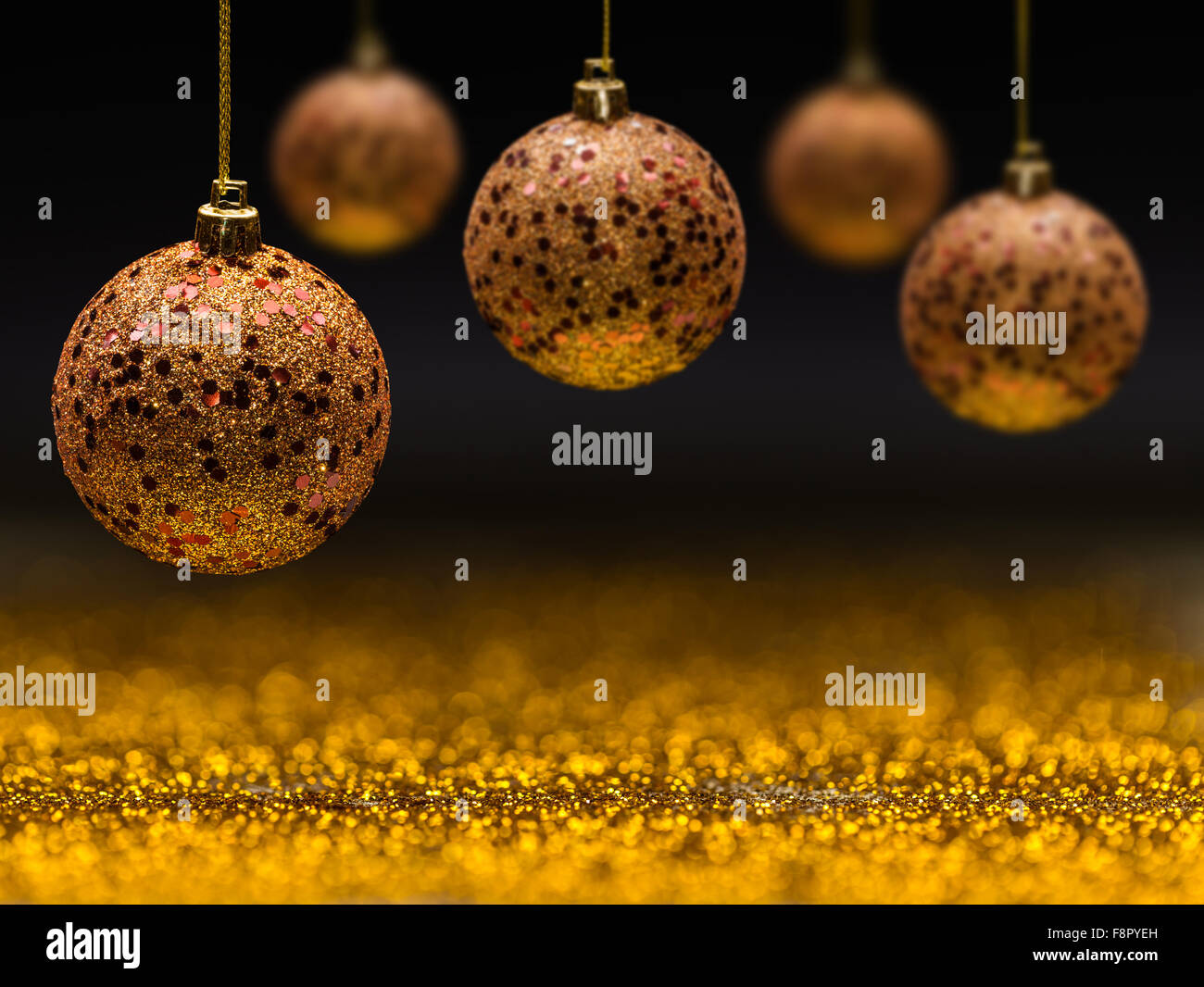 Weihnachtskugeln auf festliche abstrakten Hintergrund Stockfoto