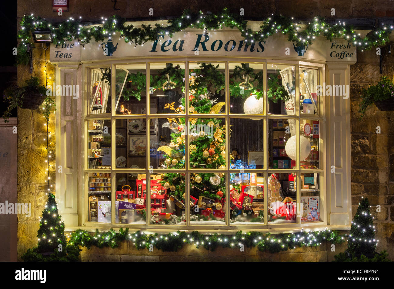 Kräutertees Kaffee Zimmer Weihnachten Anzeige Fenster in der Nacht. Broadway Cotswolds, Worcestershire, England Stockfoto
