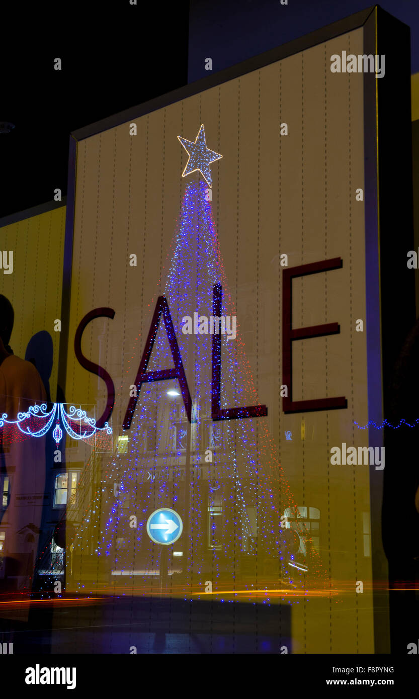 Weihnachtsbaums Nachdenken über einen Verkauf unterzeichnen in einem Schaufenster in der Nacht in Stratford Upon Avon, Warwickshire, England Stockfoto