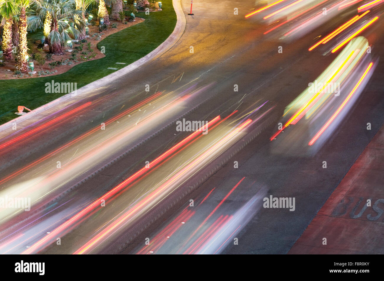 Bewegenden Verkehr und Auto Lichter am Abend Stockfoto