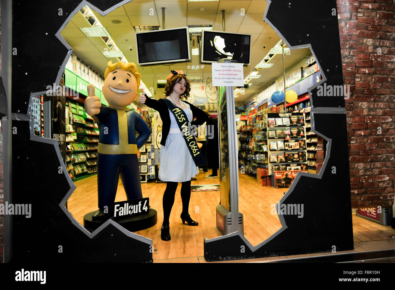 "Fallout 4' video Spielstart das Spiel speichern in der Stierkampfarena Einkaufszentrum wo: Birmingham, Vereinigtes Königreich bei: 9. November 2015 Stockfoto