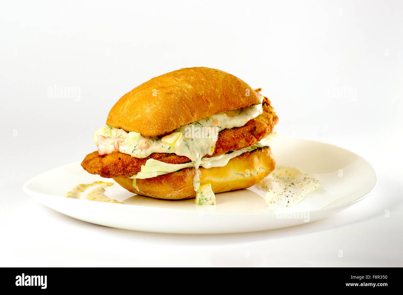Schnitzelbrot mit Senf Mayonnaise Remoulade auf einem weißen Teller Stockfoto