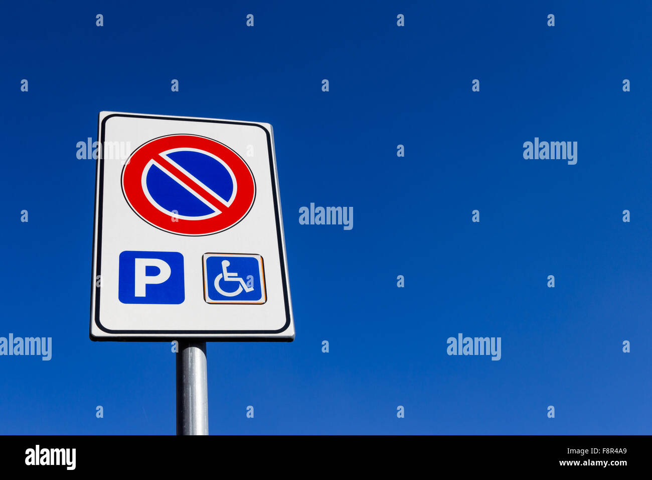 Verkehrszeichen Parkverbot, mit Ausnahme der Träger Handicap. Stockfoto
