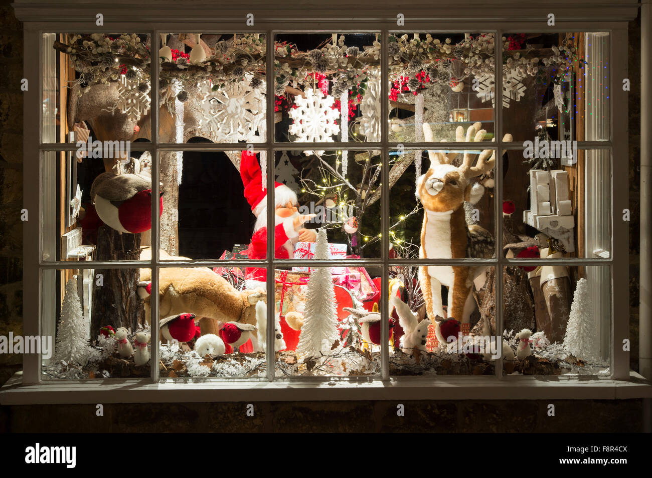 Christmas Santa Display in einem Schaufenster. Broadway, Cotswolds, Worcestershire, England Stockfoto