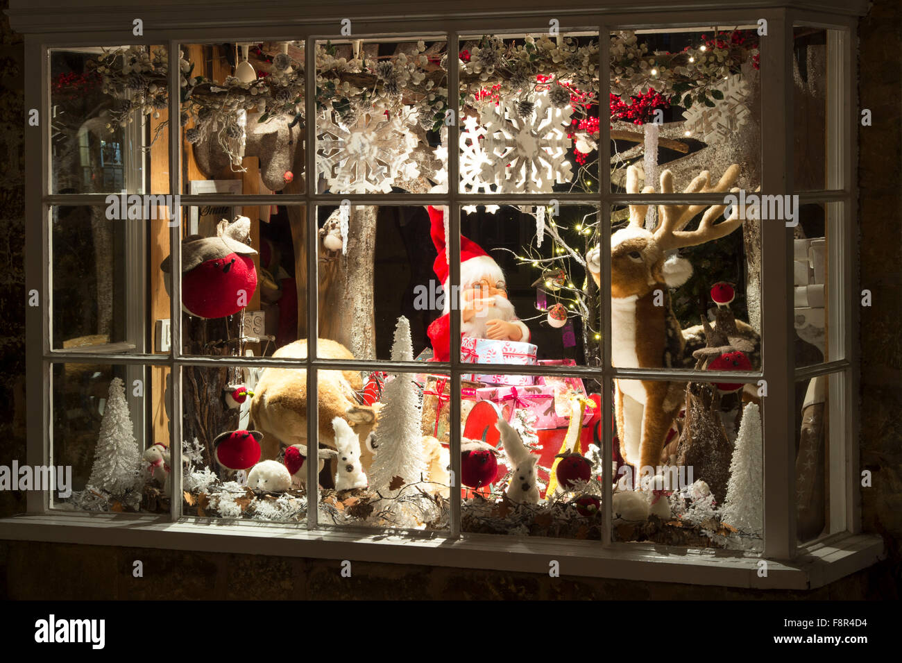 Christmas Santa Modell in einem Schaufenster mit einem "Santa not for Sale" Schild. Broadway, Cotswolds, England Stockfoto