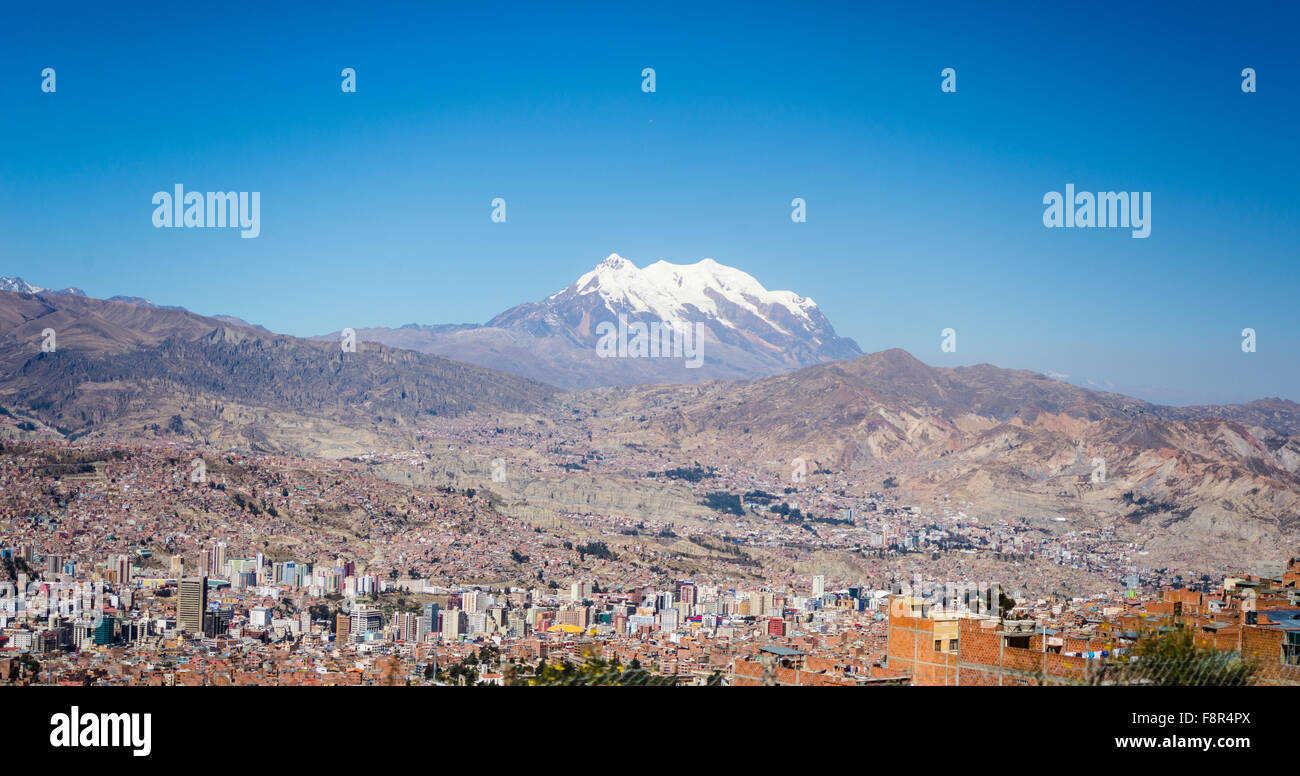Stadtbild von La Paz aus El Alto, Bolivien, mit der beeindruckenden schneebedeckten Bergkette im Hintergrund. Stockfoto