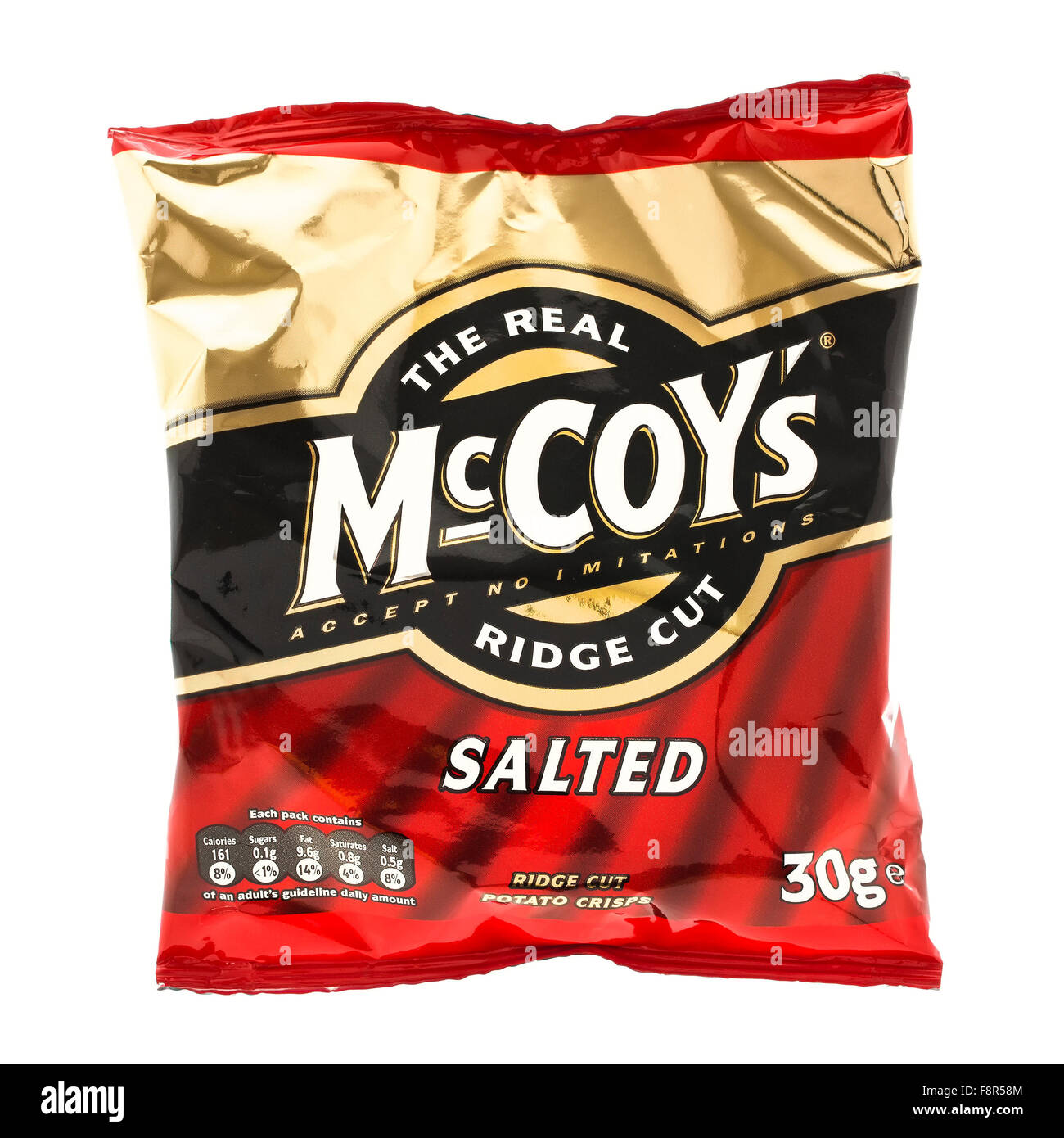 Packung gesalzen McCoy Grat geschnitten Chips auf einem weißen Hintergrund, werden McCoys von KP Snacks in Großbritannien hergestellt. Stockfoto