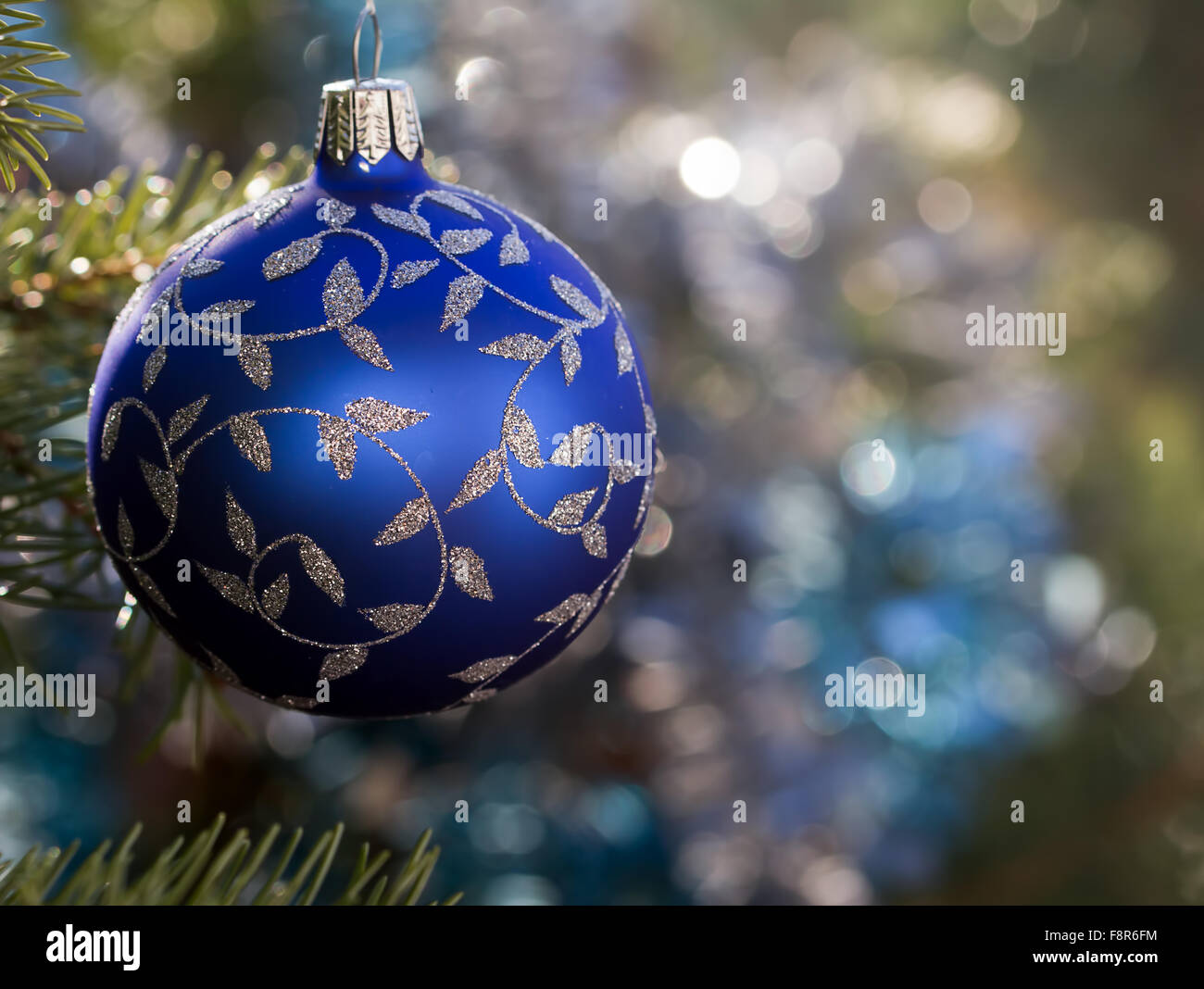 Blaue Weihnachtskugel mit silbernen Ornamenten Stockfoto