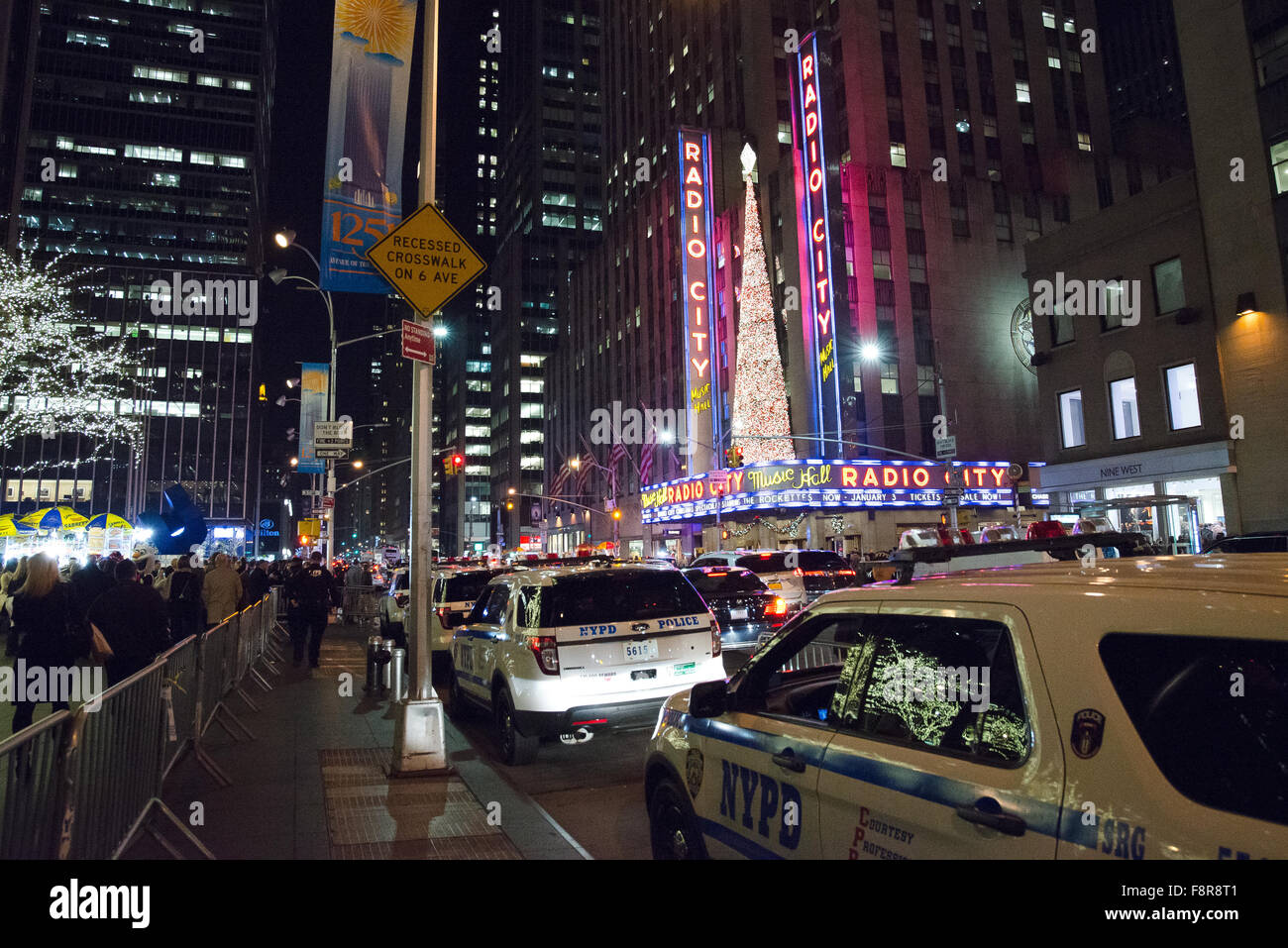 New York, Vereinigte Staaten von Amerika. 10. Dezember 2015. Eine Reihe von Fahrzeugen, die Zugehörigkeit zu dem NYPD Strategic Response Group - ein Geschäftsbereich der Stadt Anti-Terror Force--sitzen entlang der Seventh Avenue in der Nähe von Rockefeller Center geparkt. Angesichts der wachsenden Sorge um die Möglichkeit, einen Terroranschlag in New York City, pflegen NYPD Offiziere zur Bekämpfung des Terrorismus Warnungsstatus nahe Rockefeller Center, einer saisonalen Attraktion in Midtown Manhattan. Bildnachweis: Albin Lohr-Jones/Pacific Press/Alamy Live-Nachrichten Stockfoto