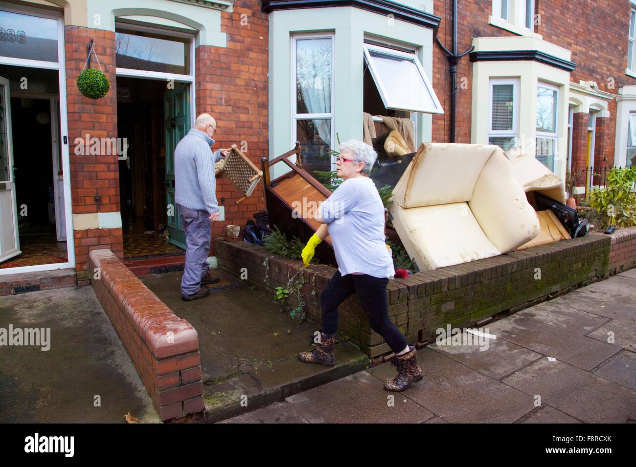 Carlisle Überschwemmungen. Paar herausnehmen seiner Flut beschädigt Eigentum außerhalb überfluteten Haus genommen. Carlisle, Cumbria, England, UK. Stockfoto