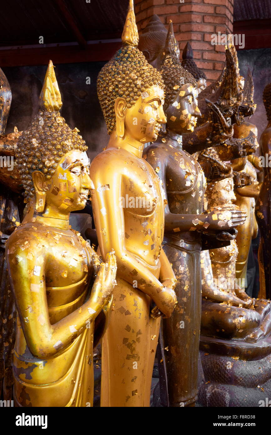 Thailand - Ayutthaya, Wat Yai Chai Mongkol Temple, goldenen Buddha-Statuen, Weltkulturerbe Stockfoto