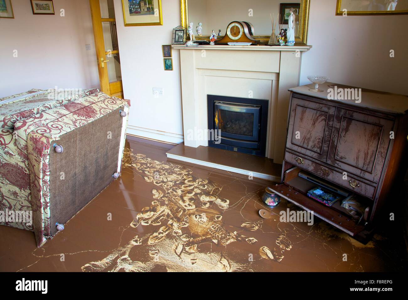 Carlisle Überschwemmungen. Dezember 2015. Beschädigte Möbel in einem Haus zu überfluten. Desmond Sturm verursacht schweren Überschwemmungen in Carlisle. Stockfoto