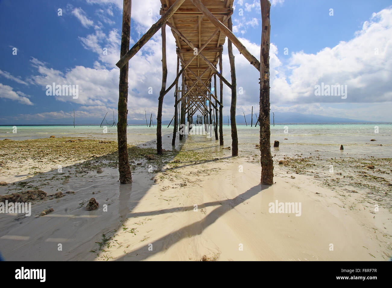 Holzsteg am Strand, Liang, Molukken, Indonesien Stockfoto