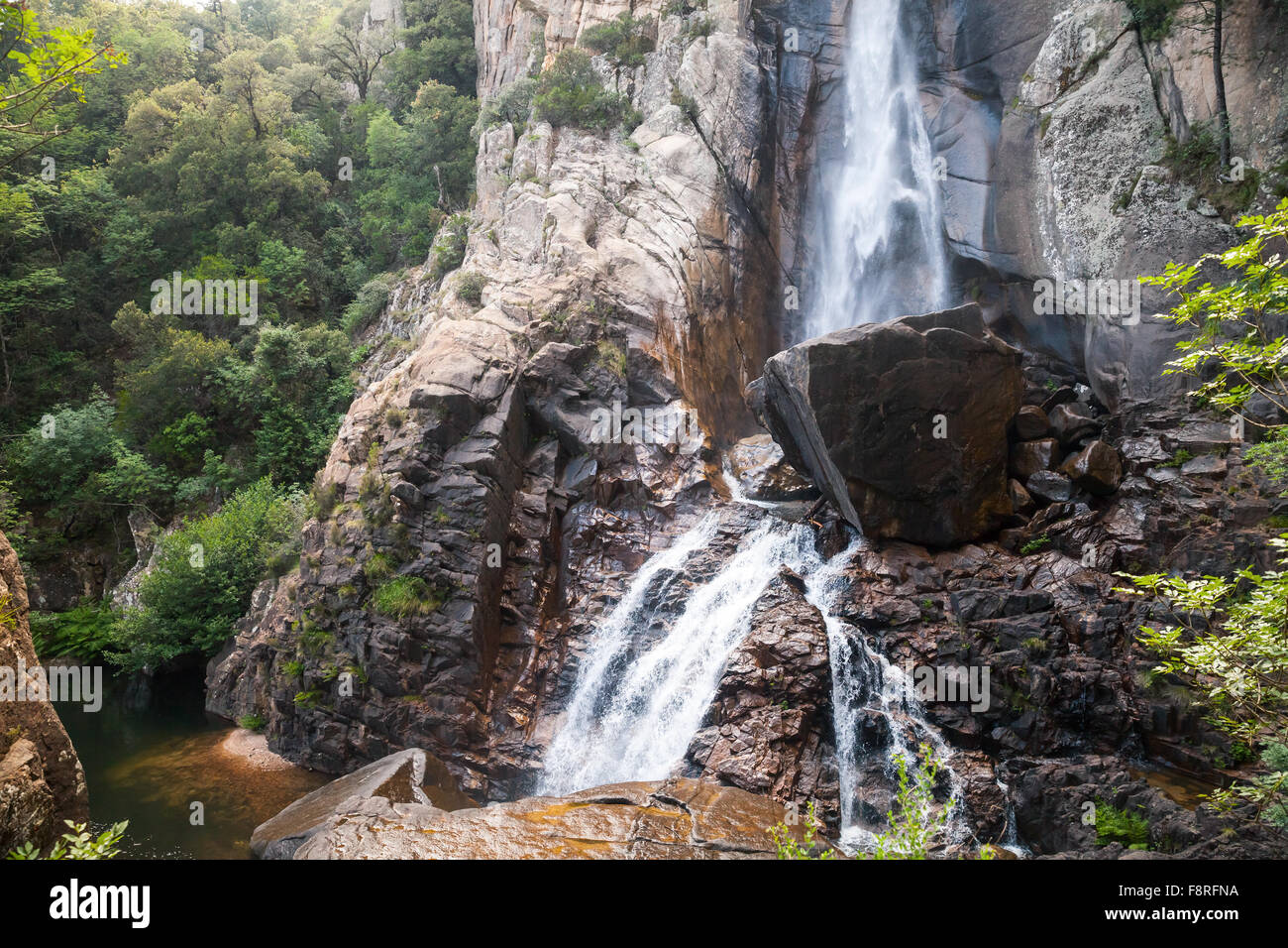 Natürliche Landschaft mit Wasserfall, südlichen Teil der Insel Korsika, Frankreich Stockfoto