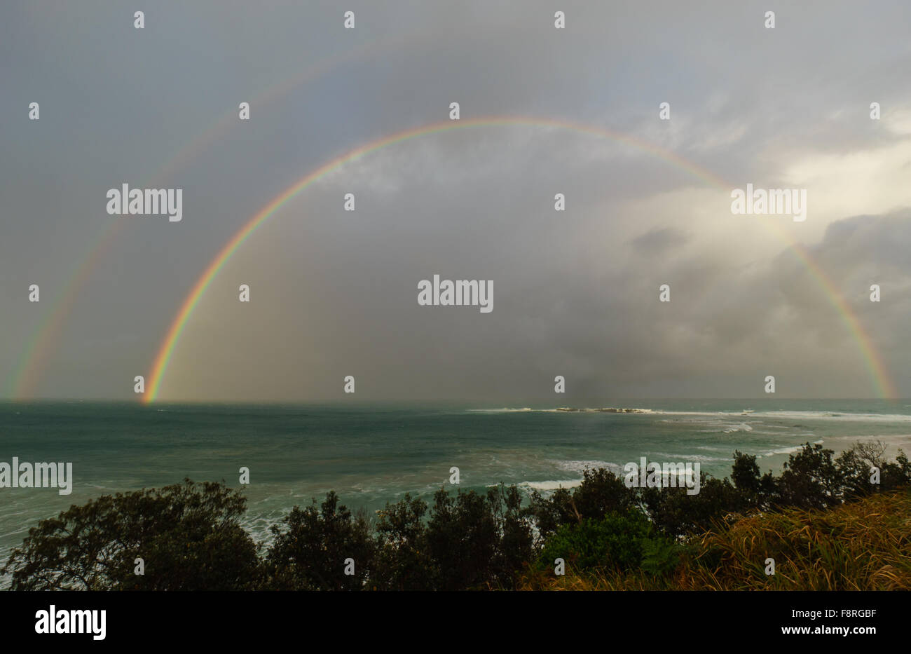 Doppelter Regenbogen über dem Ozean, Yuraygir National Park, New-South.Wales, Australien Stockfoto