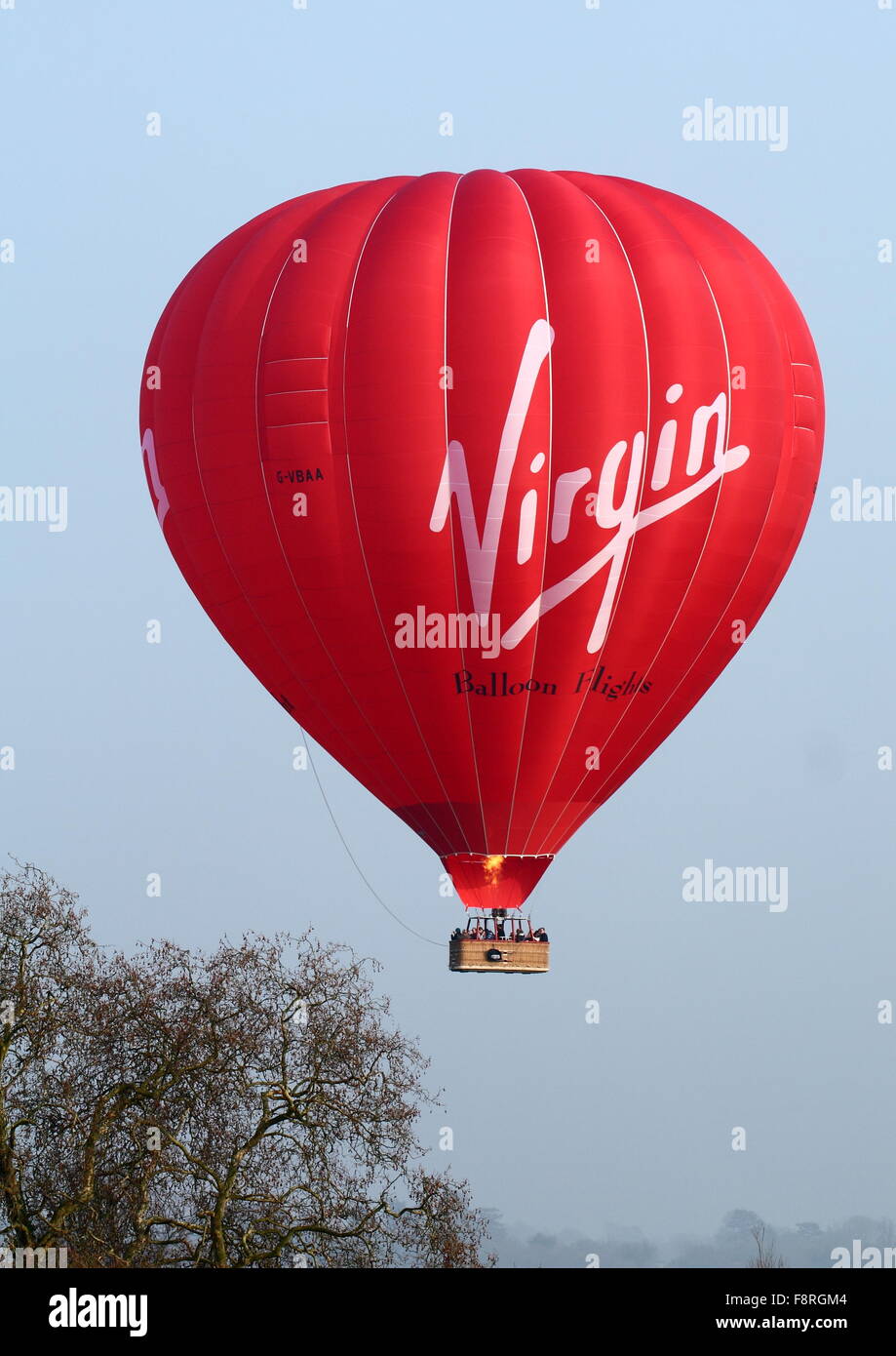 Jungfrau-Ballon abheben von einem Feld in Henley on Thames, Oxfordshire, Vereinigtes Königreich Stockfoto